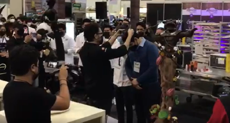 Estudiante de Corbusé ganan concurso de esculturas de chocolate